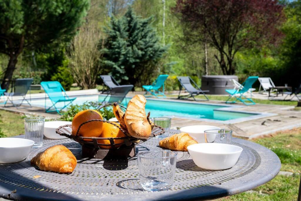 Le Clos Du Tilleul Fabuleuse Propriete 15 A 30 Pers Piscine Au Coeur D'Un Charmant Village Thilouze Экстерьер фото