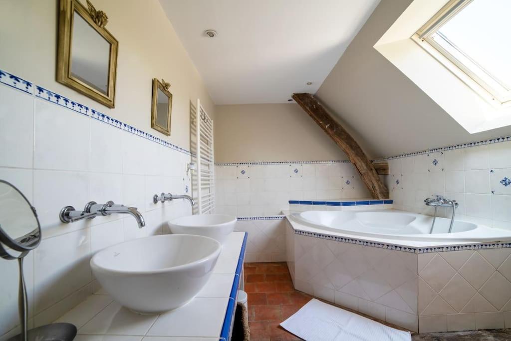 Le Clos Du Tilleul Fabuleuse Propriete 15 A 30 Pers Piscine Au Coeur D'Un Charmant Village Thilouze Экстерьер фото